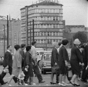 Berlin-Mitte, Alexanderplatz. An einer Ampel die Straße überquerende Fußgänger