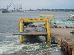 Rostock - Fährschiffterminal : Anlegebrücke für Autofähren, aufgenommen am 24. Juli 2010 im Seehafen Rostock