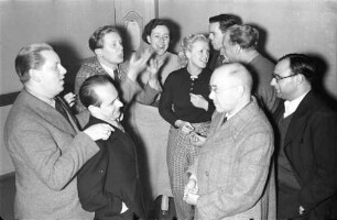 Kabarett der Komiker: Diskutierende Gruppe: Heyne, Norbert, Käutner, Herking, Theimer, Bendow, Lorenzen, Gross, Drost