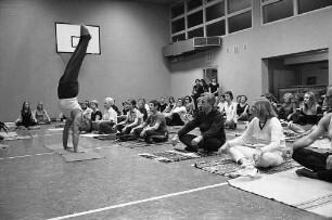 Yoga-Kurs "Maha-Yoga auf christlicher Grundlage" des Yoga-Lehrers Artur Hildebrand in der Volkshochschule Karlsruhe