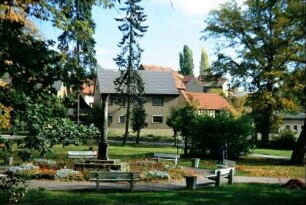 Stadtpark mit Blumenrabatten, Säule mit Aufschrift Juni/Juli 1878
