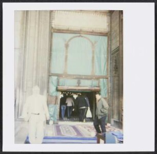 Wolfram Siebeck vor der Blaue Moschee in Istanbul