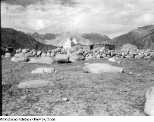 Indien. Kashmir. Ladakh. Shyok-Tal mit Dorf Kardong gegen Nubra-Shyok-Kette des Karakorum. Blick nach Nordwest