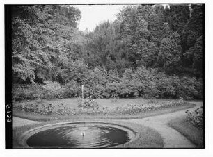 Meißen-Siebeneichen. Schloss Siebeneichen. Mariengarten mit Springbrunnen