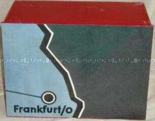 Kiste zum 3. Deutschlandtreffen der Jugend 1964 als Teil eines Bildpuzzles mit den Umrissen der DDR und Berlins
