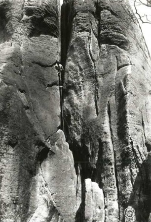 Sächsische Schweiz, Schrammsteine. Dreifingerturm. Seilschaft W. Schleiß im Einstiegsriß des Alten Weges (III)