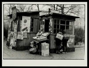 Filmdekoration mit Westwaren am Teutoburger Platz, Berlin