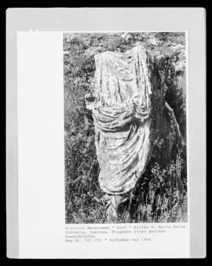 Fragment einer antiken Gewandstatue