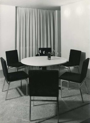 Tisch "Mod. 211 / 311" und Stuhl "Mod. 3034 S" von Helmut Magg