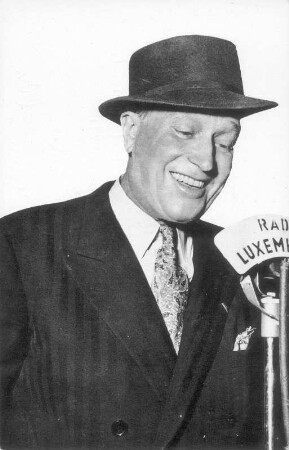 Porträt Maurice Chevalier. Fotografie (Weltpostkarte mit Autograph verso von Camillo)