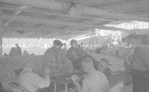 Heimfahrt der Kriegsgefangenen vom Internierungslager "Angel Island" auf dem italienischen Dampfer "Fella", an Deck Karten spielend