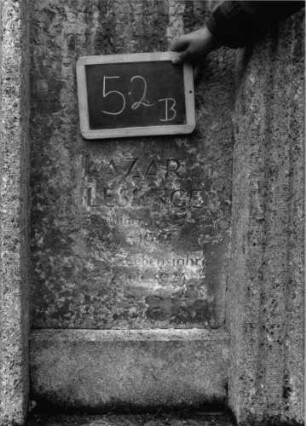 Grabstein 52 (Index: 100081468) Zustand: zerbrochen/Fragment Maße HxBxT: 184x91x20 cm: Grabstein 52B
