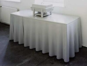 Raumaufnahme mit Installation
