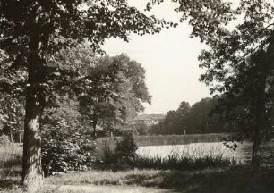 Zabeltitz, Schloss, Blick über den Flaschen- und Spiegelteich durch den Park zum Palais