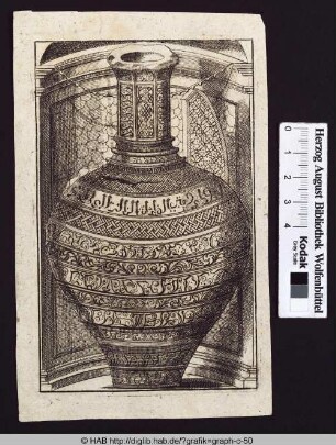 Antike Vase, verziert mit Ornamenten und arabischen Schriftzeichen