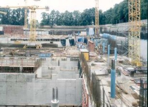 Baustelle Sächsische Landesbibliothek - Staats- und Universitätsbibliothek Dresden, Zentralbibliothek. Rohbau, Nordwestbereich mit Masten von drei Turmdrehkranen und einer Betonförderpumpe : Dresden-Räcknitz, Zellescher Weg 18. Baustelle Sächsische Landesbibliothek - Staats- und Universitätsbibliothek Dresden, Zentralbibliothek. Rohbau, Nordwestbereich mit Masten von drei Turmdrehkränen und einer Betonförderpumpe
