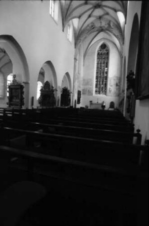 Heiligkreuztal: Schiff der Klosterkirche von innen mit gotischem Glasfenster