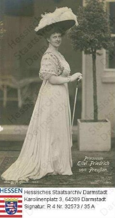 Sophie Charlotte Prinzessin v. Preußen geb. Prinzessin v. Oldenburg (1879-1964) / Porträt, stehend, Ganzfigur