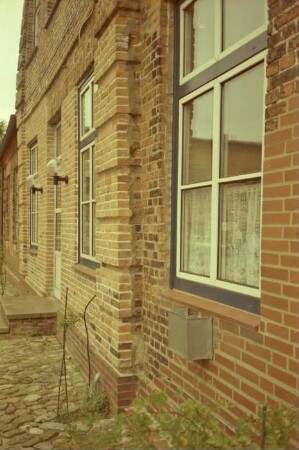 Gut: Lübecker Straße 6: ehemaliger Wirtschaftshof: Verwalterhaus: Teilansicht von Süden: traufständige Front mit Mittelrisalit und Eingangstür