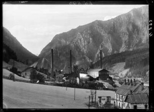 Österreich, Steiermark. Eisenberg mit Fabrikgelände