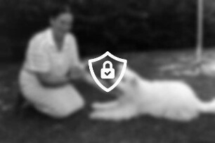 Mischlingshündin "Maya" aus Collie und Ungarischem Hirtenhund: daneben Hundebesitzerin [Name maskiert] in Hand Hundeknochen: in Garten: 17. [Name maskiert]