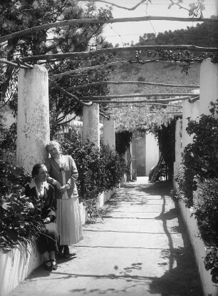 Capri, Anacapri, Via Provinciale 3. Pergola des Hotels Bellavista (1884). Ansicht mit zwei Damen unter der Pergola