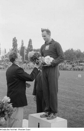 Porträt des polnischen Stabhochspringers Wasni bei der Siegerehrung im Bruno-Plache-Stadion