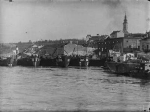 Schiffe im Hafen : Wohl Serbien. Frachtschiffe im Hafen auf einem Fluss.