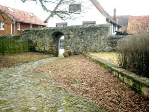 Kirchhof im Westen mit Kirchhofmauer (Pfortentragender Teil etwa halbe Höhe der einst festen Kirchhofmauer)