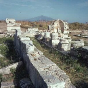 Samos. Rhoikos-Tempel. Heraion. Trümmer der Basilika des 5. Jh., vor dem Ostgiebel des Rhoikos-Tempels
