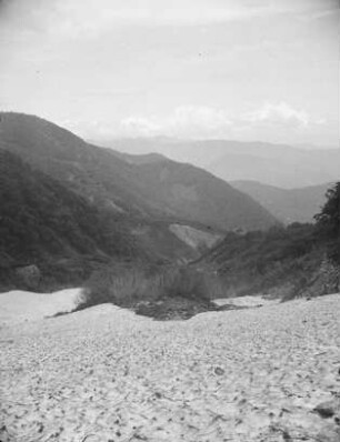 Shirouma-dake : Shirouma-dake-Trog. Ansicht mit Schneefeld