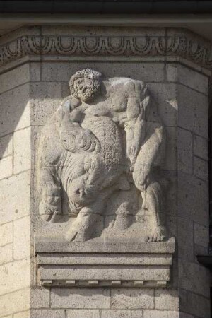 Hauptbahnhof — Empfangsgebäude — Relief