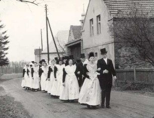 Hochzeit in Wittichenau : Gesellschaftliche Volkskultur - Sitten im Laufe des menschlichen Lebens - Hochzeit. Ort: Kulow / Wittichenau. Hochzeitsgäste unterwegs von der Trauung.