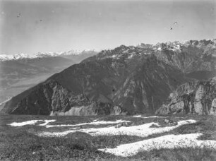 Im Gebirge : Blick über ein Gebirge