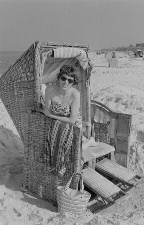Renate Rössing in einem Strandkorb am Prerower Strand