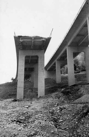 Franzosenschluchtbrücke (L1213), km 162,447 Vor dem Wiederaufbau der gesprengten Fahrbahn Stuttgart - Ulm. Die Fahrbahn Stuttgart - Ulm wurde 1947 wiederhergestellt.