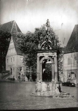 Marktbrunnen : Marktbrunnen. Sandstein (1588). Oschatz, Neumarkt (Ansicht vor der Restaurierung um 1930/1935)