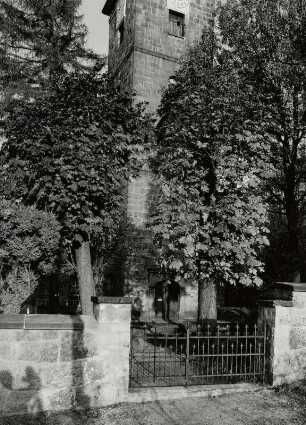 Kirchhofmauer mit Tor an der Turmseite