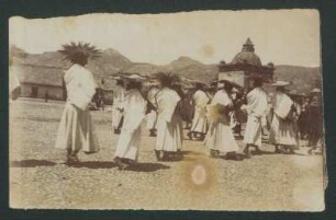 [Fotografía de un grupo de baile]