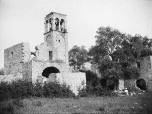 Klosterruine : Blick auf eine Klosterruine mit Campanile