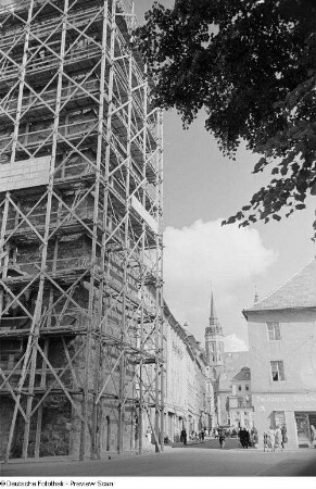 Innenstadtansicht mit eingerüstetem Turm