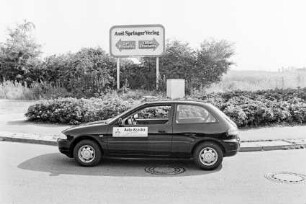 Autohaus Auto-Kraska: Werbefahrt: Kornkamp: Neumodell Mitsubishi Colt 1600 GLXi, an Tür Firmenschild Kraska: dahinter Grünstreifen, Hinweisschild zu Tiefdruckerei und Offsetdruckerei Axel Springer Verlag: 15. Juli 1992
