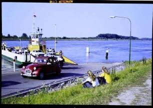 Kappel: Rheinfähre Kappel, mit Auto