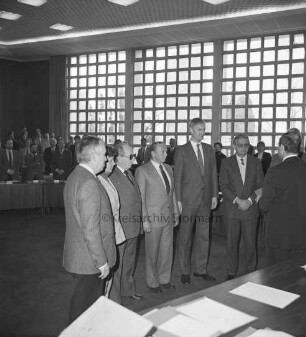 Kreistagssitzungssaal: Kreistagssitzung: verpflichtete Kreisräte Heinz Arnold, Michael von Schmude, Marliese Alfken, Knud Nissen, Peter-Klaus Lippert, Wilfried Busch, Herbert Emmrich, der Kreisräte und stellvertretenden Kreispräsidenten Sonja Krott und Hermann von Wissmann mit Kreisrat und Alterspräsident Herbert Breede durch Kreispräsident Hubert Priemel