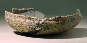 Kleine mykenische Schale mit etwas eingezogenem Rand, aus vielen Fragmenten zusammengesetzt