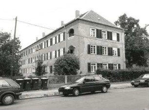 Dresden-Trachau. Wohnsiedlung Bauverein Gartenheim (1926/1927; P. Beck). Wohnhaus, Kronenstraße 46/44. Straßenansicht (Rück- und Giebelseite) mit Einfriedung