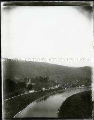 Stadtansicht mit Burg am Fluss