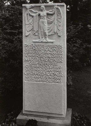 Grabmal für Gerhard Kadner und Familie : Grabmal für Gerhard Kadner und Familie. Sandstein (ab 1948; W. Hempel). Dresden-Tolkewitz, Johannisfriedhof