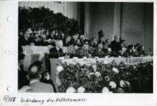 Wilhelm Pieck verliest das Manifest der Nationalen Front zur Gründung der DDR
