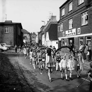 Kindervogelschießen: Umzug: Ahrensböker Straße: Schulkinder mit Blumenbögen: rechts Geschäft für Bastlerbedarf "b+b markt", Zuschauer, 3. Juni 1972